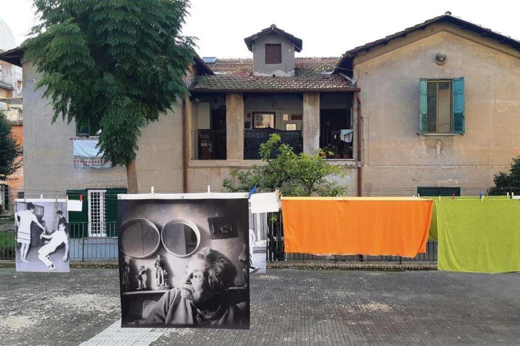 Roma, la Garbatella stende in cortile l'album di famiglia