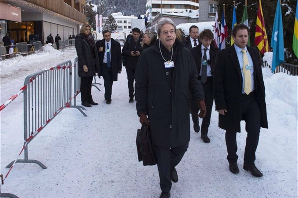 L'arrivo del premier italiano Gentiloni al Forum di Davos (Ansa)