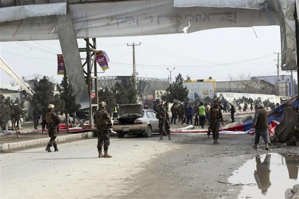 Forze militari nella zona dell'attentato alla periferia di Kabul (Ansa)