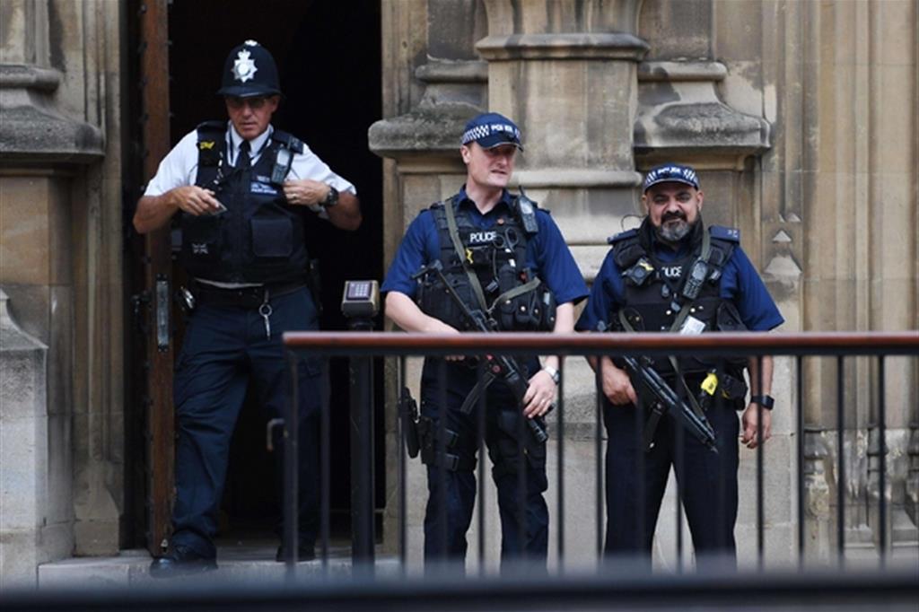 Poliziotti a Londra dove ci sono stati quasi cento accoltellamenti nell'ultimo anno