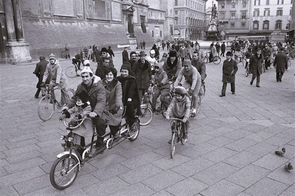 Senza auto. Nel centro di Bologna (piazza del Nettuno) a piedi e in bicicletta. Gli italiani si adeguarono al divieto di circolazione per risparmiare carburante durante la crisi petrolifera (Ansa)