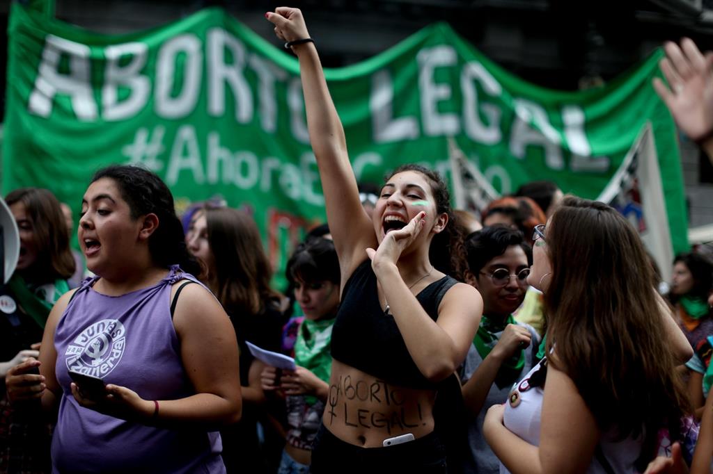 Manifestazione a Buenos Aires a favore della legge sull'aborto durante la discussione in Senato (Ansa)