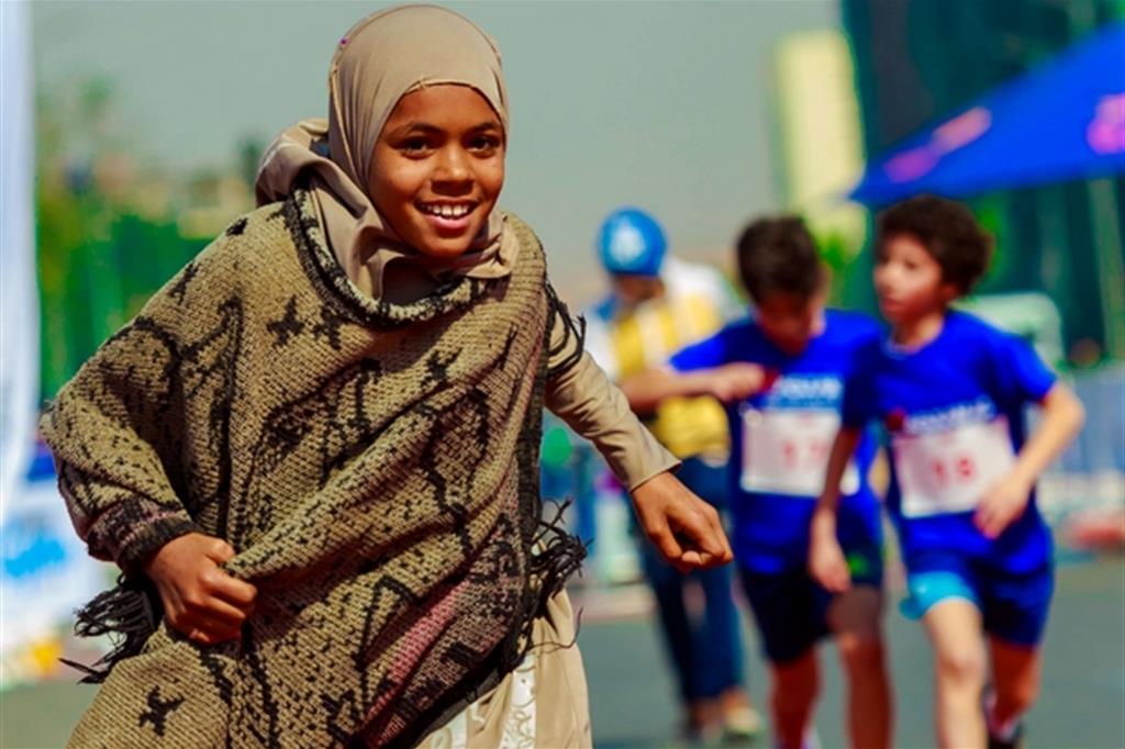 La corsa dell’undicenne egiziana Marwa Hassan durante la gara dei bambini della Aswan42
