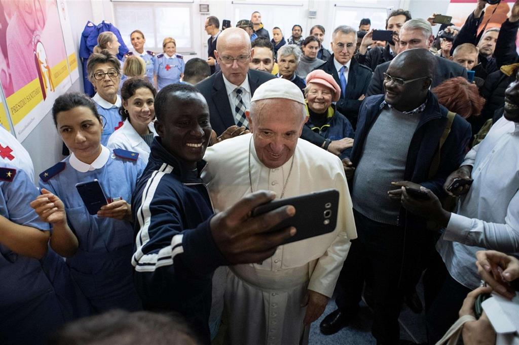 Il Papa durante la visita a sorpresa al presidio sanitario in Piazza san Pietro, venerdì 16 novembre (Ansa/Vatican Media)