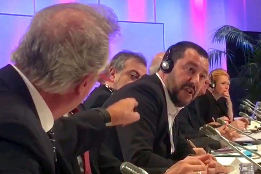 Il momento dello scontro tra Salvini e il ministro lussemburghese (Ansa)