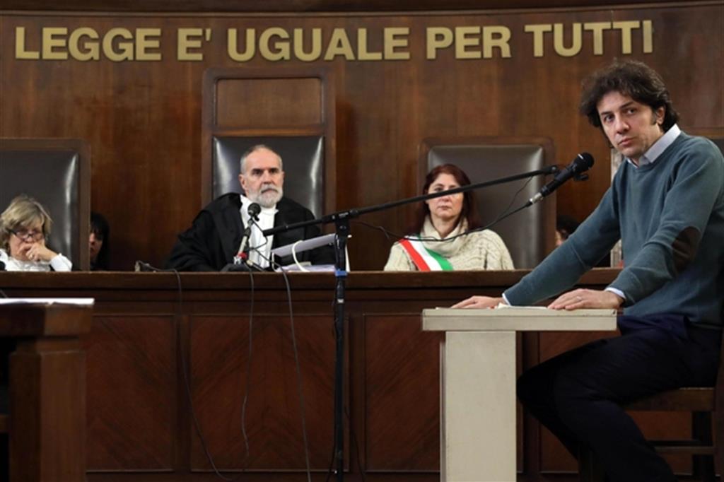 Marco Cappato in tribunale a Milano durante un'udienza del processo in cui è accusato di aver aiutato a suicidarsi dj Fabo. Milano, 13 dicembre 2017 (Ansa)