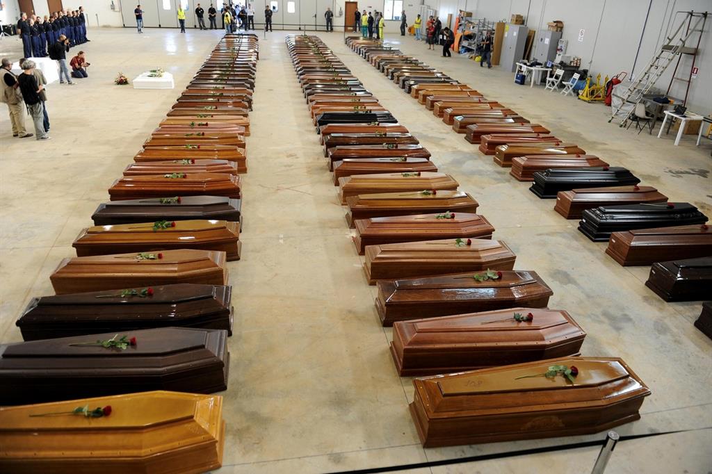 La bare delle vittime del naufragio di Lampedusa allineate in un hangar dell’aeroporto (Ansa)