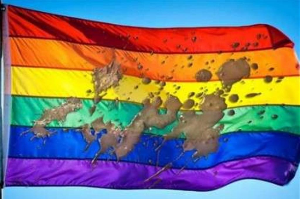 La bandiera arcobaleno macchiata di fango, postata da Arcilesbica nazionale