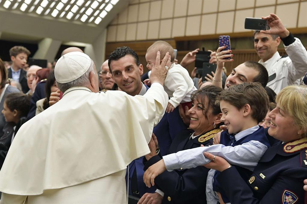 Papa Francesco fra gli agenti di polizia e le loro famiglie durante l'udienza di questa mattina al personale della Questura di Roma (Vatican Media)