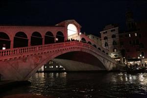 Venezia in rosso, il «grazie» dalla figlia di Asia Bibi