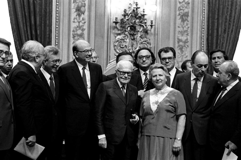 Il segretario del Partito socialista Bettino Craxi al Quirinale con i ministri del suo governo e il presidente Pertini. E' il 4 agosto 1983 (Ansa)