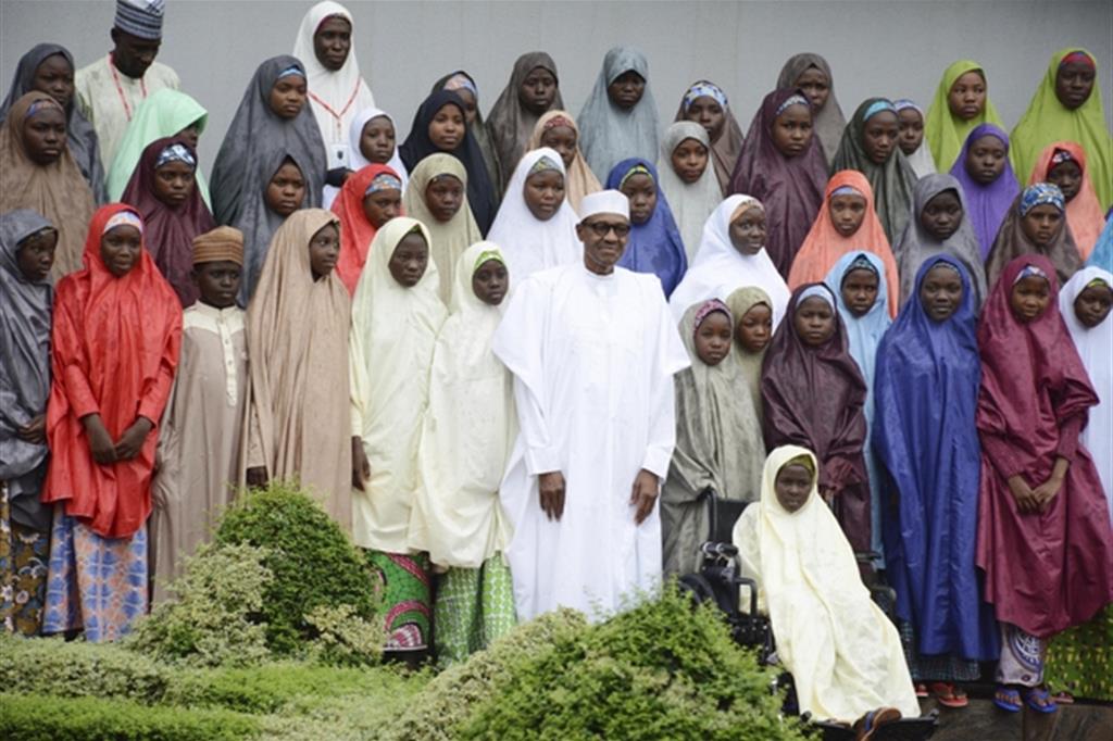 Le studentesse della scuola di Dapchi con il presidente Buhari dopo la liberazione, il 21 marzo scorso (Ansa)