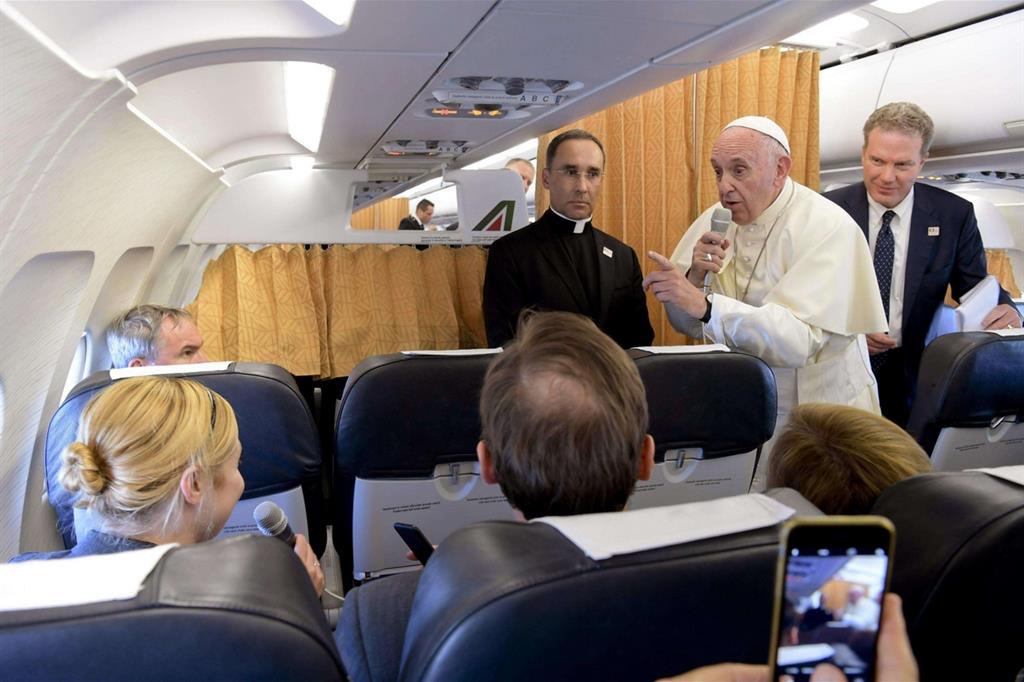 La conferenza stampa del Papa sul volo di ritorno da Ginevra (Ansa)