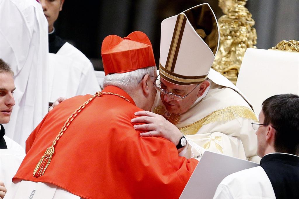 Papa Francesco con il cardinale Bassetti, presidente della Cei, in una foto Ansa del 2014