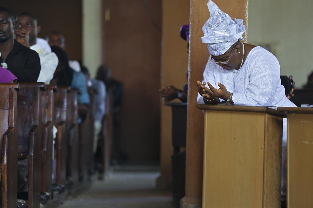 Fedeli in preghiera in una chiesa cattolica in Nigeria (Reuters)