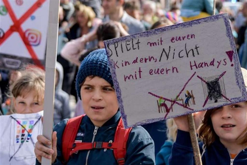 La singolare protesta è andata in scena ad Amburgo, nel nord della Germania
