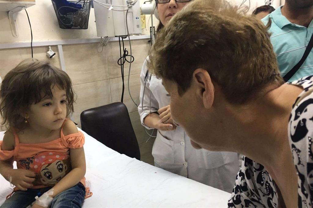 Mariella Enoc con una piccola paziente a Damasco