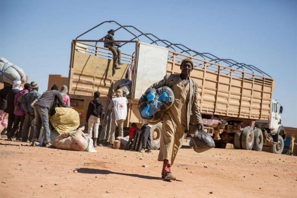 Profughi respinti dall'Algeria al centro di prima accoglienza dell'Oim a Agadez (Niger)