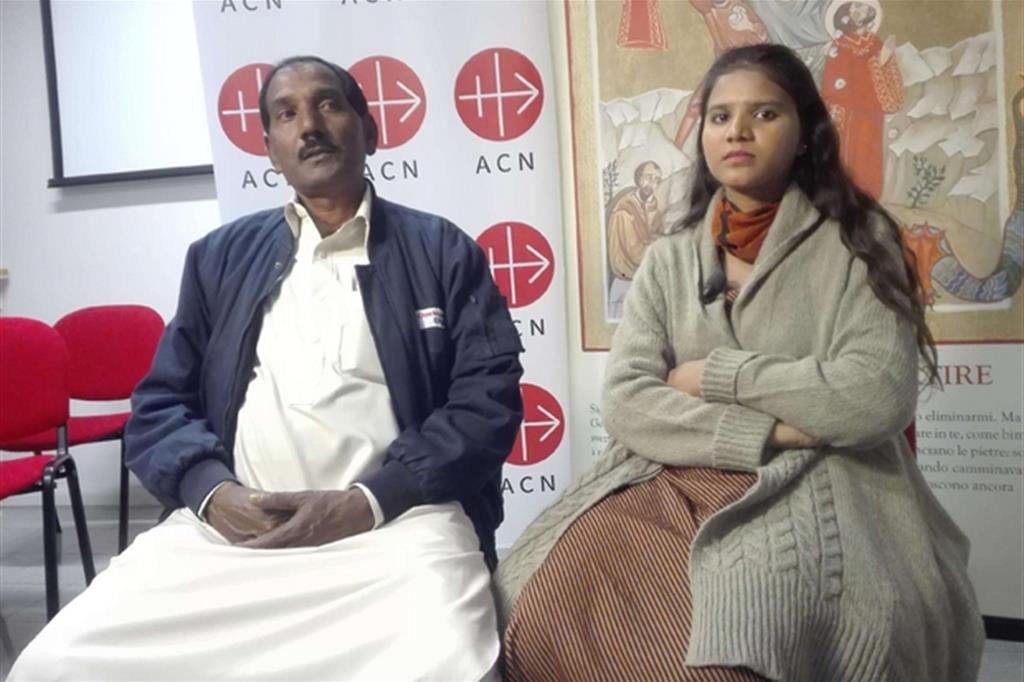 La figlia e il marito di Asia Bibi nella sede di Aiuto alla Chiesa che soffre (Ansa)