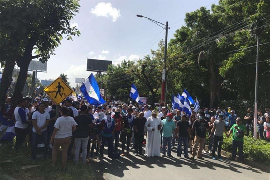 Nicaragua, studenti assediati dai paramilitari. I vescovi li salvano