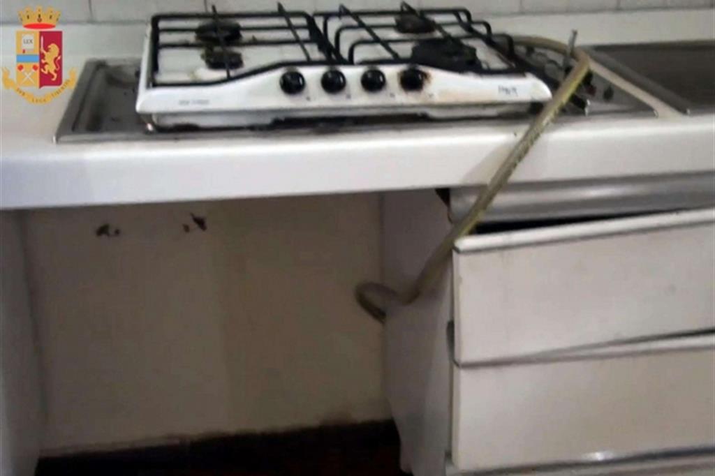 Il fermo immagine di un video della Polizia mostra la "cucina" di uno dei Cas ispezionati in provincia di Latina