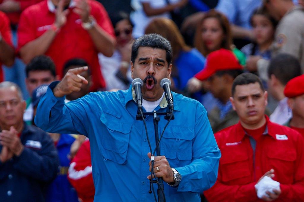 Il presidente venezuelano Nicolas Maduro durante una manifestazione a Caracas (Ansa)