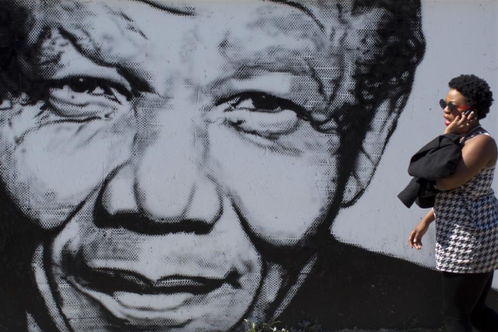 Un murale che effigia Nelson Mandela nella township di Johannesburg Soweto (Ap Photo/Ben Curtis)