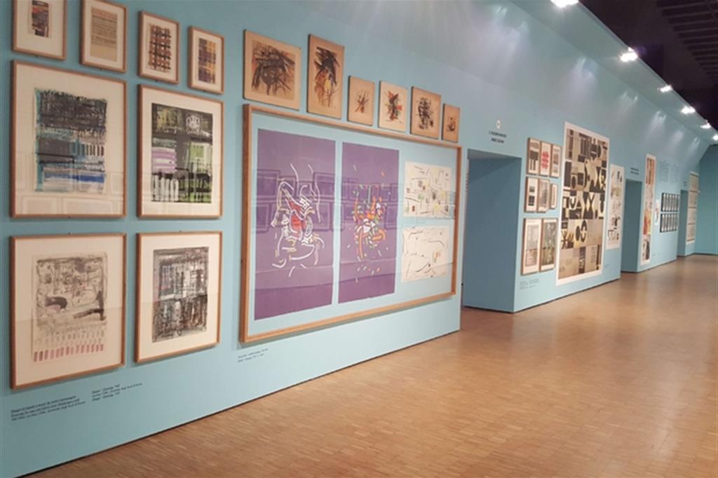 Una parete di disegni e progetti di Ettore Sottsass alla Triennale