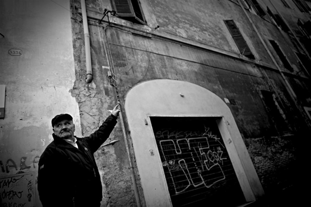 Lello Di Segni mostra le finestre del secondo piano di casa sua a via di Sant'Ambrogio da cui fu catturato la mattina del 16 ottobre 1943 con suo padre, le sue due sorelline e sua madre in una foto di gennaio 2011. Ansa
