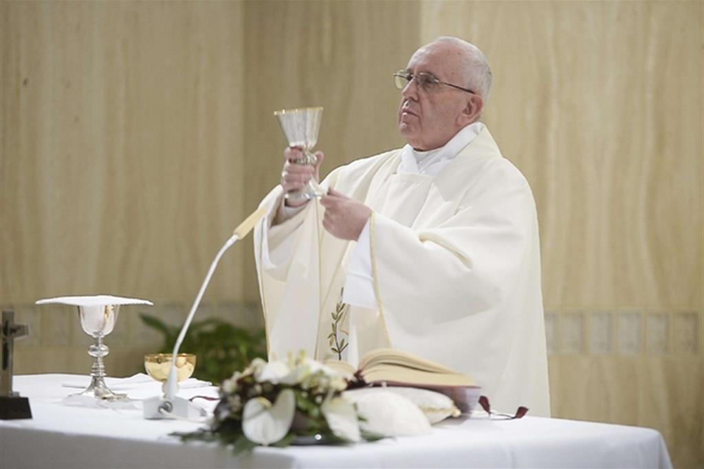 Il papa celebra l'Eucaristia