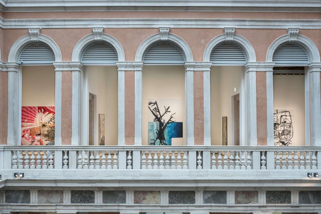 L'allestimento della mostra di Albert Oelhen a Palazzo Grassi