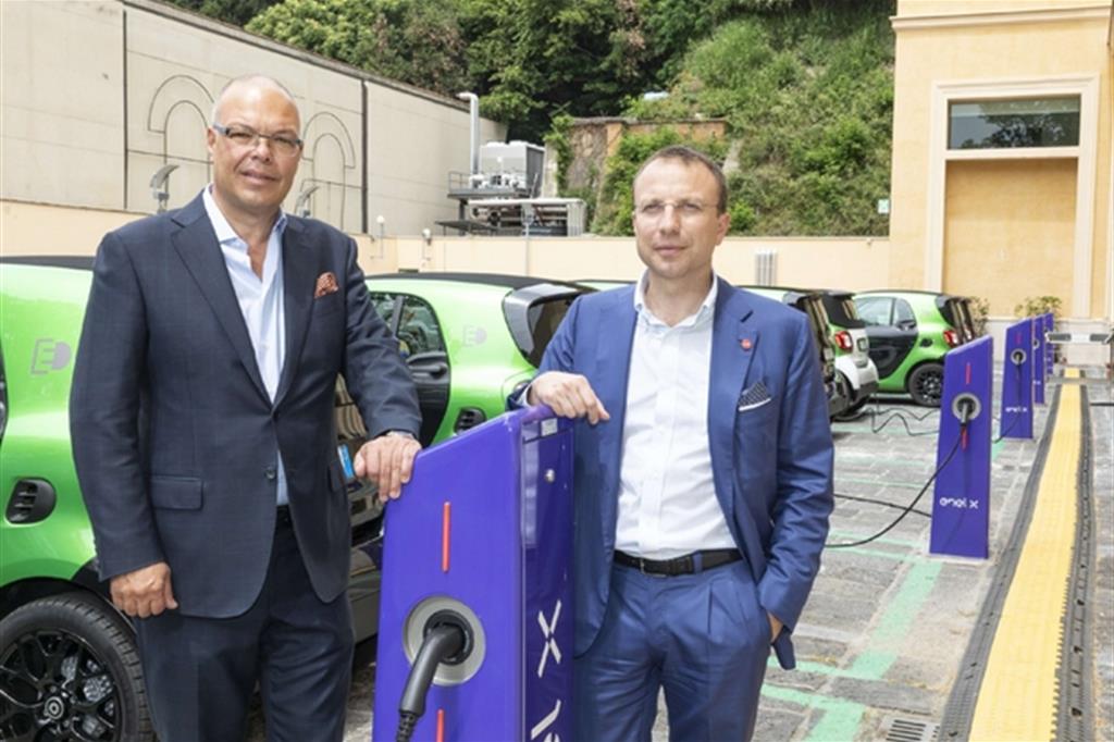 Marcel Guerry (Mercedes Benz Italia) e Francesco Venturini (Enel) con le Smart di “ready to charge”