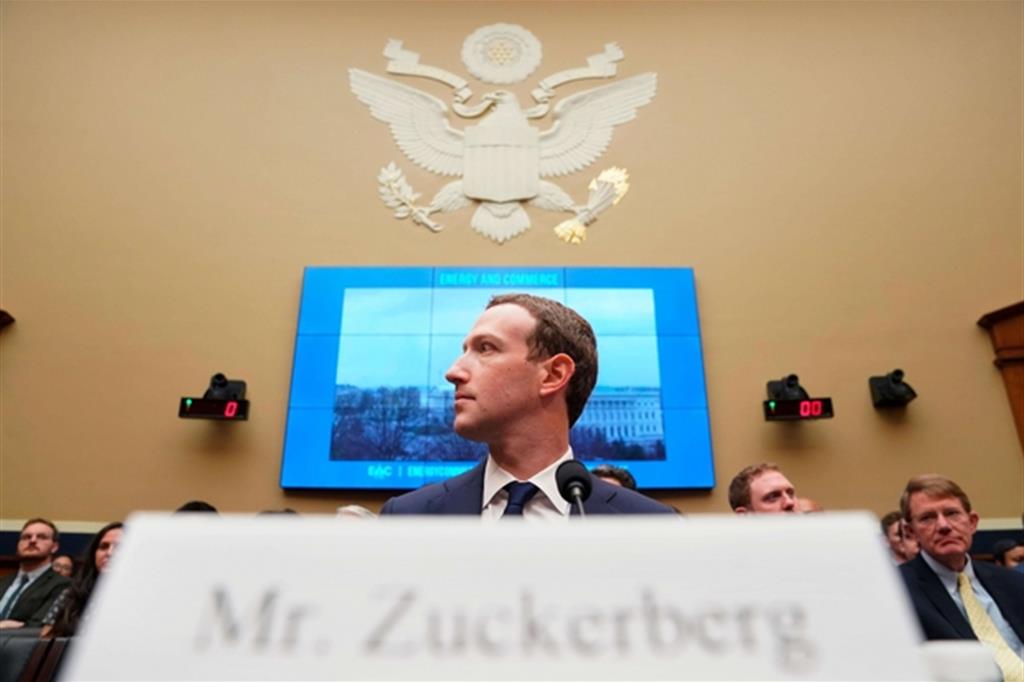 Zuckerberg e i politici: slalom (vincente) al Congresso Usa dopo lo scandalo