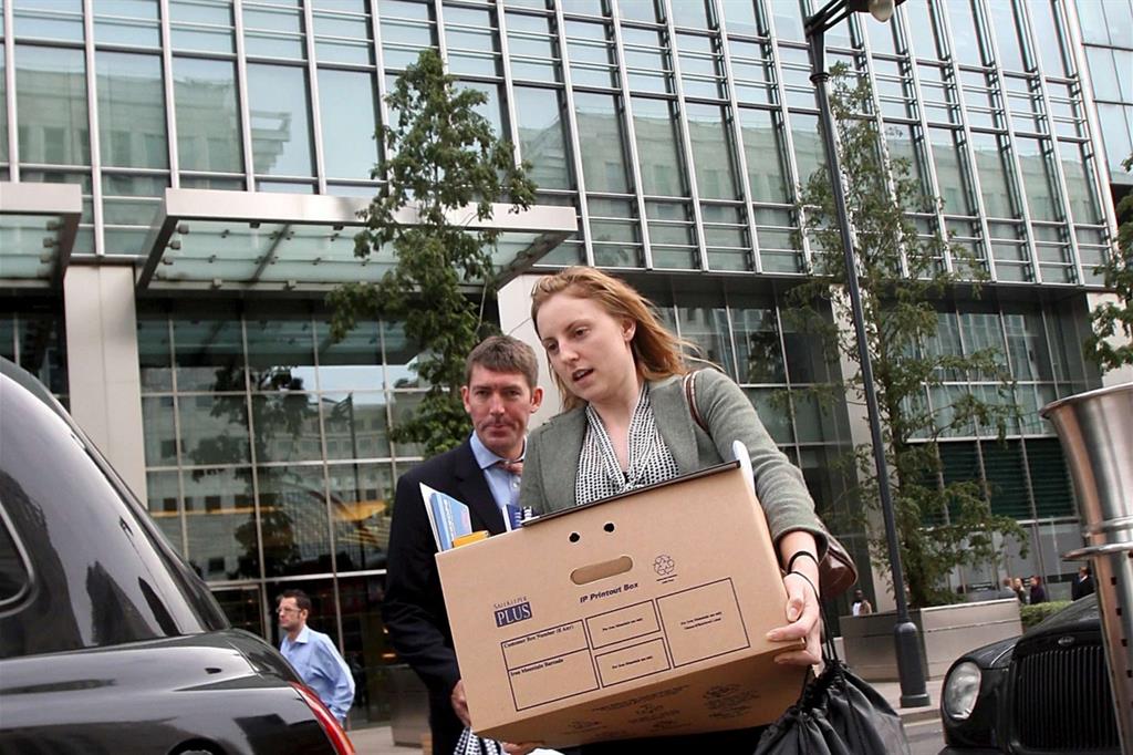 Il 15 settembre i dipendenti di Lehman Brothers lasciano gli uffici con gli scatoloni (Ansa)