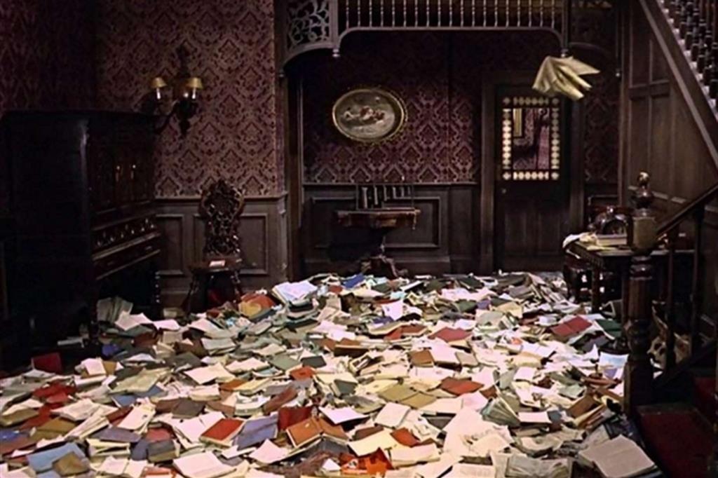 Una scena del film “Fahrenheit 451” di Ramin Bahrani ambientato in uno strano futuro in cui sarà proibito leggere o possedere libri