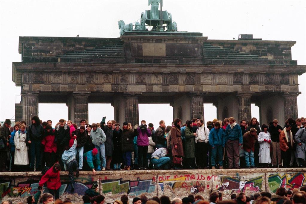Berlino, 9 novembre 1989: cittadini dell'Est oltre il Muro alla Porta di Brandeburgo (Fotogramma)