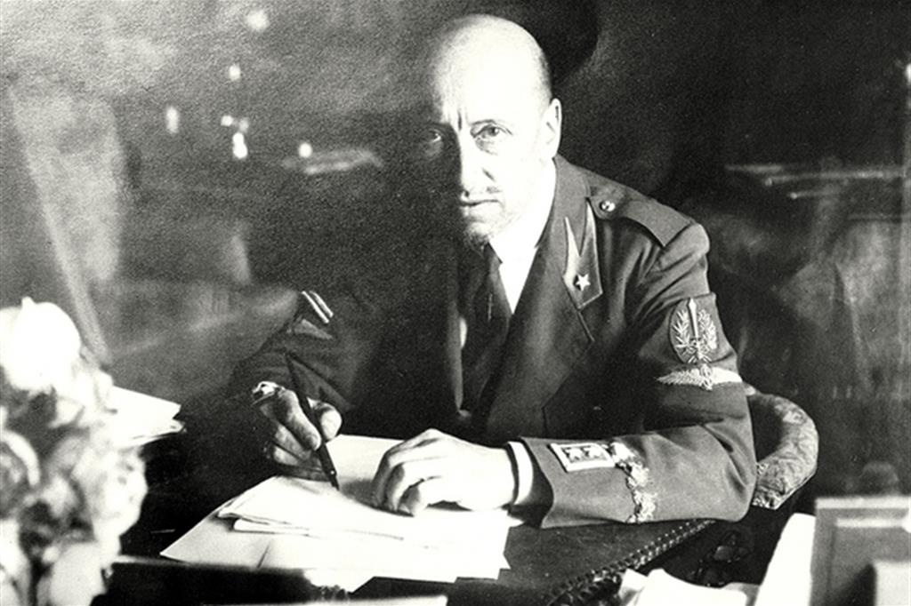 Gabriele D’Annunzio in divisa di ufficiale dell’Aeronautica nel suo studio al Vittoriale