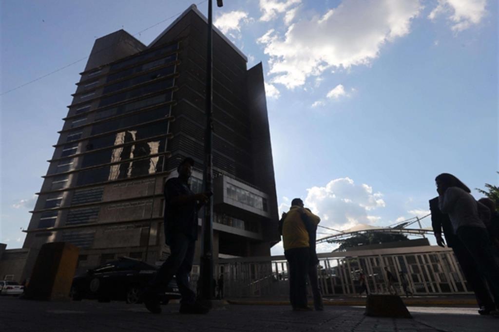 Il palazzo dei servizi segreti venezuelani. Per il governo l'oppositore Alban si sarebbe suicidato gettandosi dal 10° piano. Ma ne dubitano anche i vescovi e l'Onu (Ansa)