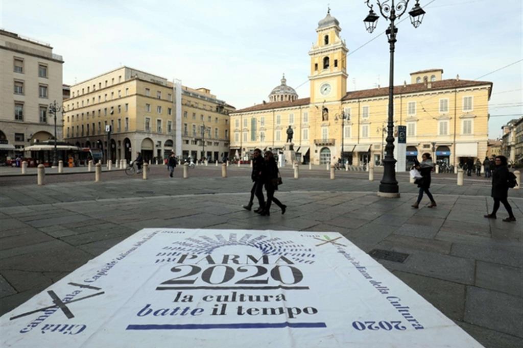 Piazza Garibaldi a Parma con il logo di capitale della cultura italiana 2020