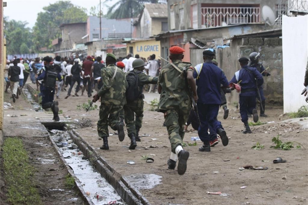 Gli scontri, del dicembre scorso a Kinshasa, tra la polizia e i manifestanti che chiedono le dimissioni del presidente Kabila