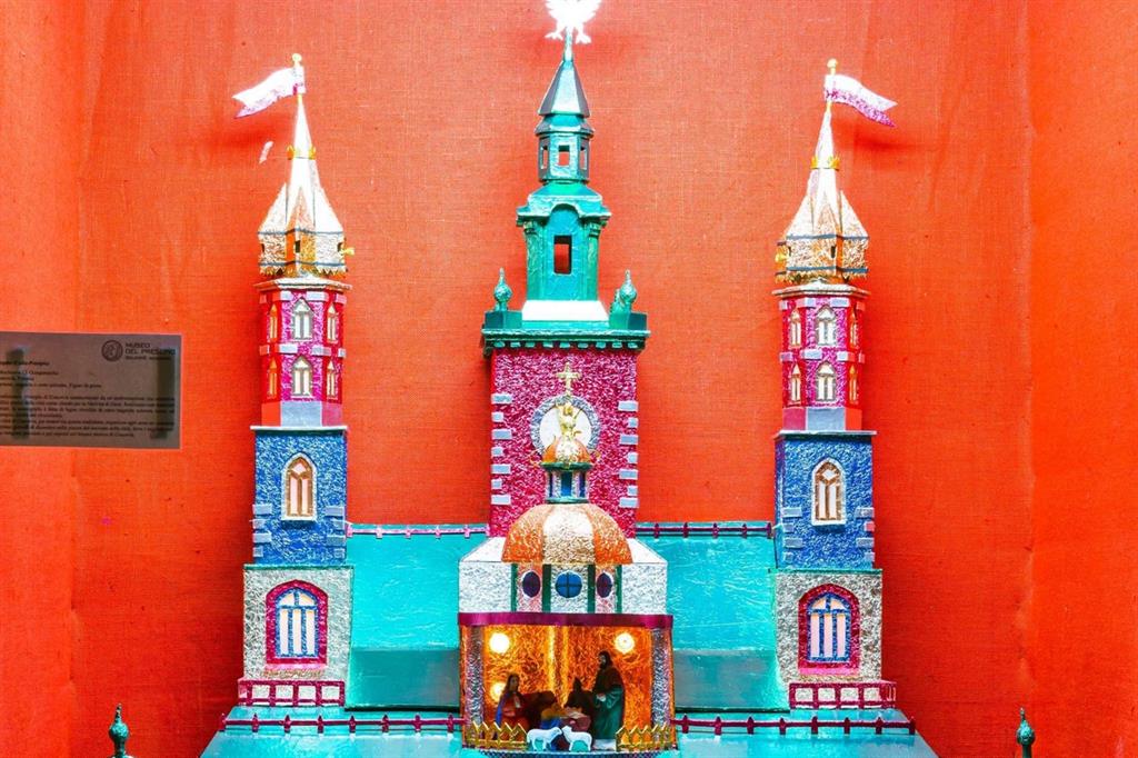 Un presepio tipico di Cracovia, rivestito con la carta stagnola delle caramelle e realizzato nel 1989 (particolare). L’opera destò la commozione di papa Giovanni Paolo II, a memoria dei Natali della sua infanzia - 