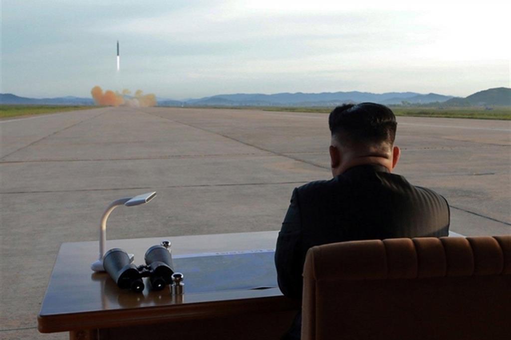 Kim Jong-un assiste, nel settembre dello scorso anno, al lancio di un missile balistico (Ansa)