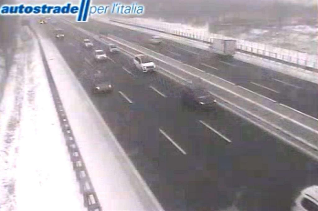 Allarme pioggia ghiacciata in autostrada, dopo le nevicate di ieri (foto Ansa/Autostrade per l'Italia)