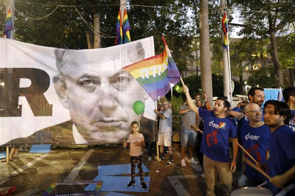 Le proteste domenica sera della comunità gay a Tel Aviv contro la legge sulla maternità surrogata (Ansa)
