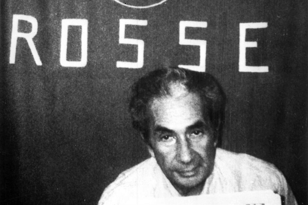Aldo Moro nella polaroid scattata durante la sua prigionia. Foto dell'archivio Ansa