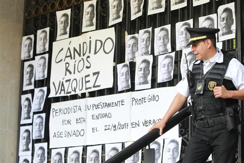 Un memoriale allestito davanti al ministro dell'Interno a Città del Messico per ricordare i giornalisti assassinati (Ansa/Epa)