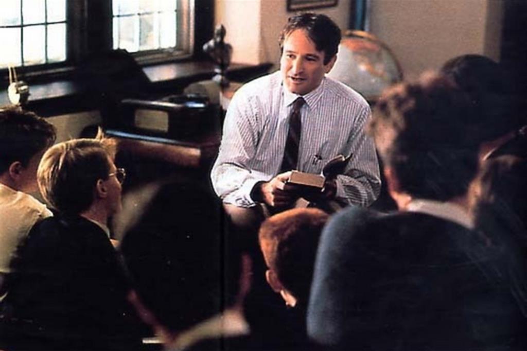 Robin Williams in una scena del film «L’attimo fuggente» di Peter Weir (1989)