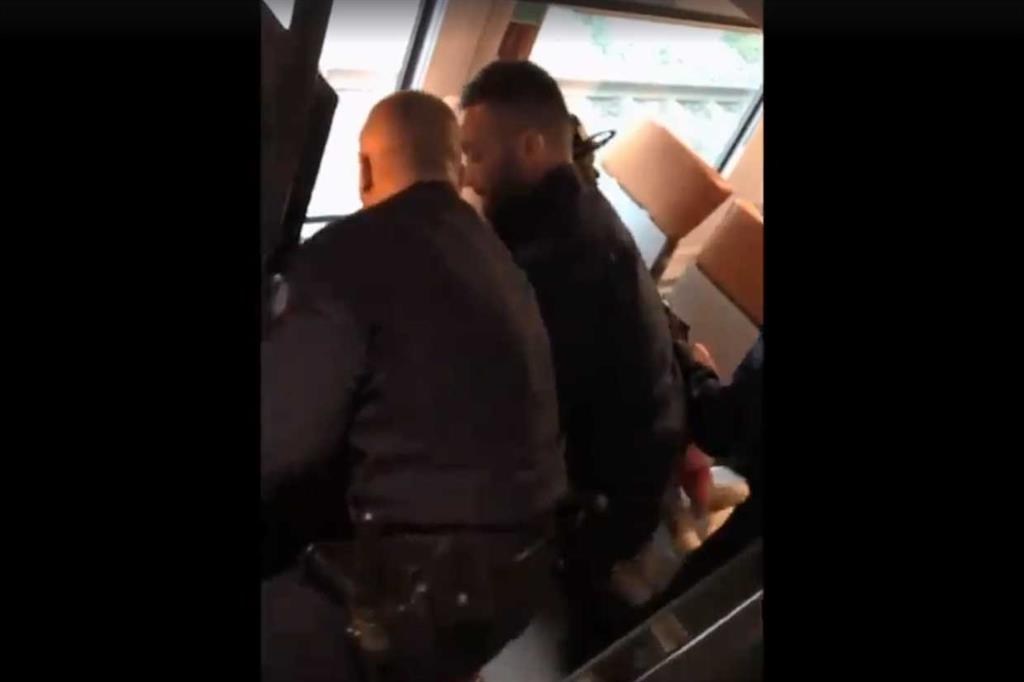 Migrante incinta trascinata giù dal treno dalla polizia francese / VIDEO
