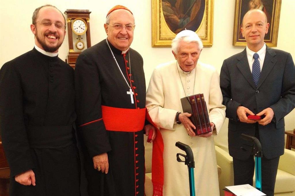 Il papa emerito Benedetto XVI in un recente incontro con il cardinale Leonardo Sandri