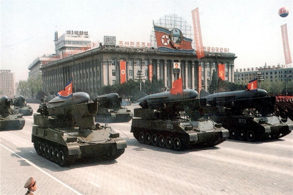 Sfilata militare a Pyongyang: ieri il regime ha mostrato i muscoli con un'imponente parata militare